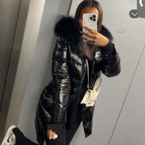 Svart pufferjacka med äkta päls - Säljer en snygg svart pufferjacka med fluffig äkta päls.  Pris kan diskuteras vid snabb affär.