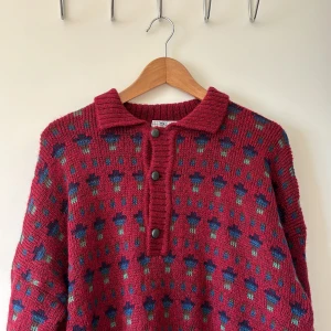 Fin stickad tröja (man)! - Säljer denna fina stickade tröja för man! Den är endast testad och använd en eller två gånger! Skulle säga att det är storlek S-M. Nypris 400kr!