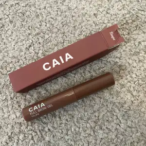 Säljer en CAIA Full Brow Gel i färgen Taupe. Perfekt för att forma och fixera dina bryn med en naturlig look. helt ny och oanvänd! säljer pga fel färg 