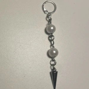 Örhänge med pärlor och konformad detalj - Priset är för två öronhängen och det finns i både guld och silver