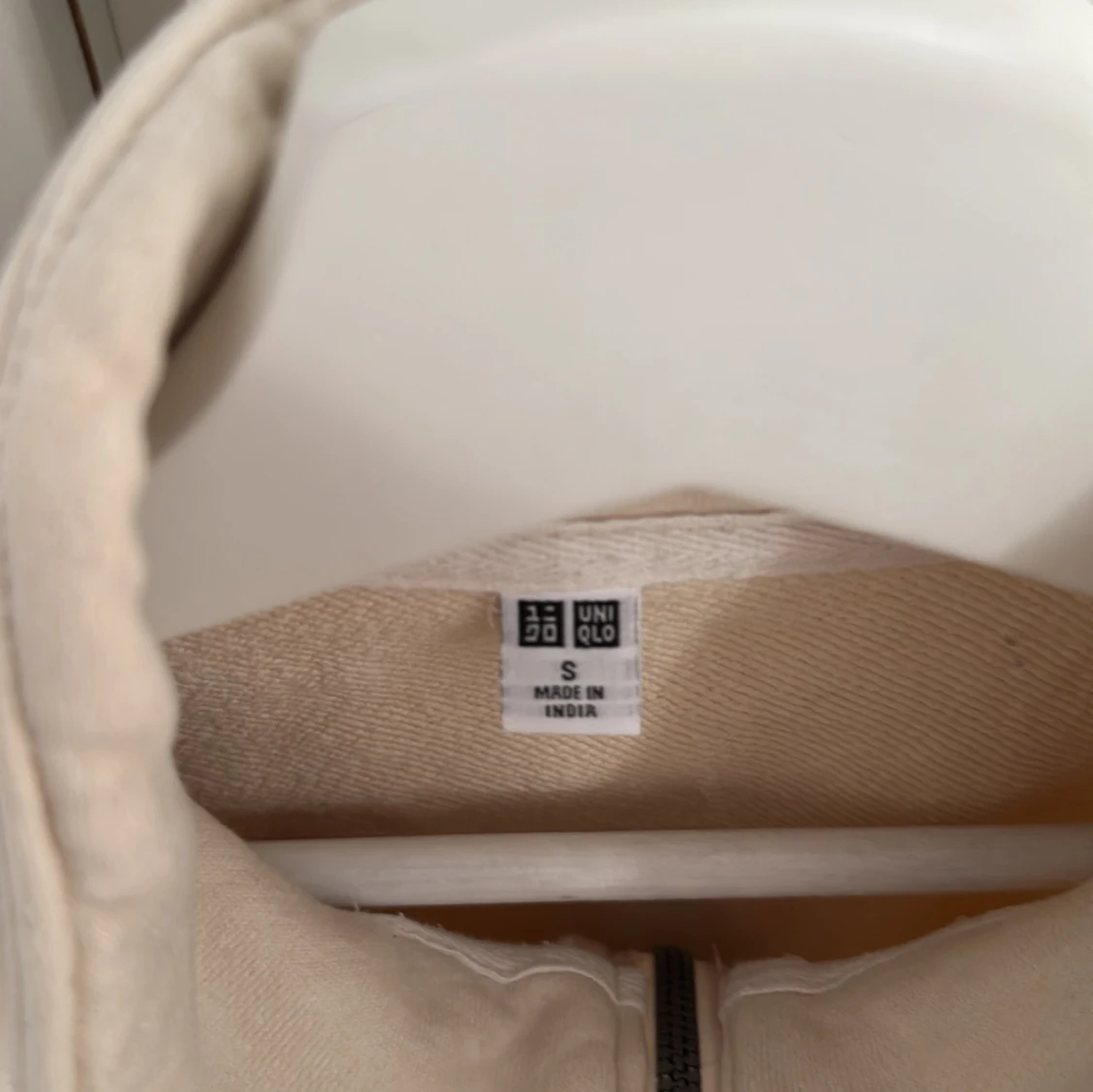 Beige tröja med dragkedja från Uniqlo - 90