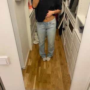 Ljusblå jeans - Säljer ett par ljusblå jeans i bra skick. De är lågmidjade och raka. Sparsamt använda 
