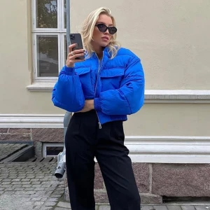 Na-Kd bomberjacka  - Blå puff-bomberjacka från nakd. Använd fåtal gånger, grymt skick🦋. Storlek 40 men funkar bra om man har S/XS också då den är kort i modellen