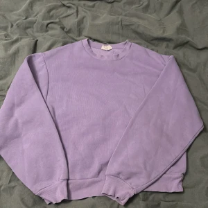 Lila sweatshirt från Gina tricot  - Lila sweatshirt från Gina tricot. Knappt använd och i nyskick. Köpt för 199 kr 