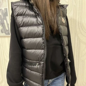 Moncler väst S - Svart väst från moncler, nyskick. Säljes då den inte kommer till användning. Knappt använd 
