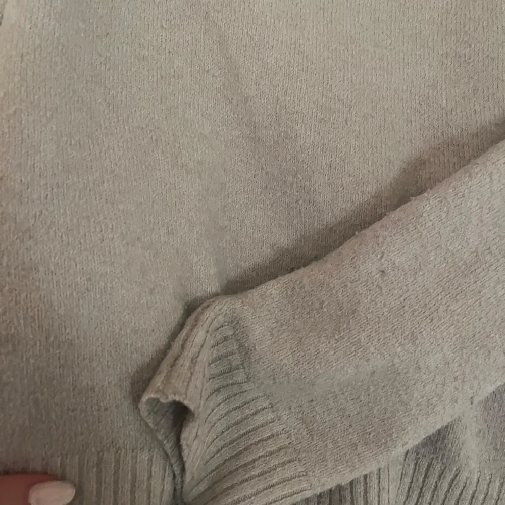 stickad tröja från vero moda bra skick men nopprig! den är ljus beige/grå och stl S 💞. Stickat.