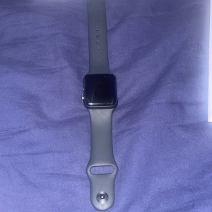 Apel Watch  - Säljer denna klockan för 699kr  det är en series 3 inte än änvänd mycket för gillar ej dessa klockor man får med laddare kom privat för mer frågor