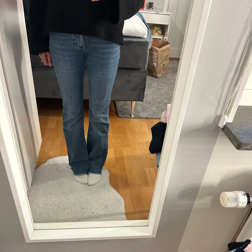 Jeans ifrån Gina tricot som jag har klippt själv längst ner (där av priset), annars inga defekter🥰🥰Orginalpris 500kr. Jeans & Byxor.