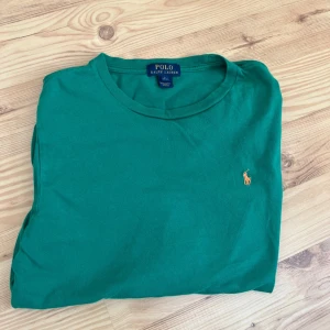 Ralph Lauren långarmad tröja - Säljer denna Ralph lauren tröjan för att den har blivit för liten. Är 7/10 kvalitet och kan tvätta om man önskar det. Nypris: 1050kr