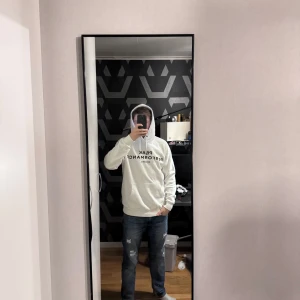 Peak performance Hoodie  - Vit snygg peak performance hoodie.passar perfekt nu till vintern, storlek L han på bilen är 180cm lång, tröjan har en pytte litet hål i ryggen, det minsta hålet jag sett(se sista bild) annars inget. Har en likadan i grå kolla min sida 