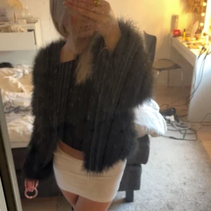 Svart pälsjacka - Säljer en supermjuk och fluffig svart pälsjacka. Perfekt för att hålla sig varm och snygg under kyliga kvällar. Jackan har en loose passform och är långärmad, vilket gör den både bekväm och stilren. Passar perfekt till både fest och vardag. 🖤