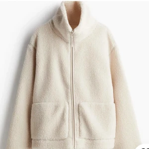 Beige teddyjacka med dragkedja - Säljer min mysig beige teddyjacka perfekt för kyliga dagar. Den har en dragkedja framtill och stora fickor för extra värme och stil. Perfekt för höst och vinter!