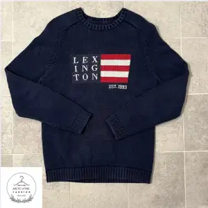 Tja! Nu har vi fått in en sprillans ny lexington stickad sweatshirt🙌 den är i storlek S och skulle säga att man ska vara 175 - 185 för parfekt passform🙏 den är i en fin marinblå färg med loggan över bröstet. Hör av dig vid funderingar eller frågor✅ mvh Arctic Attire👋