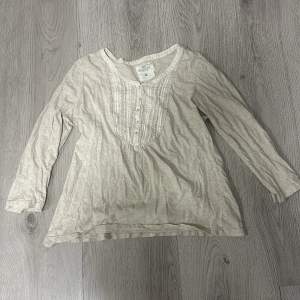 Säljer en superfin beige blus från H&M i storlek M. Den har långa ärmar och vackra spetsdetaljer framtill. Ärmarna är designade att vara lite kortare än vad jag skulle önskat ☺️