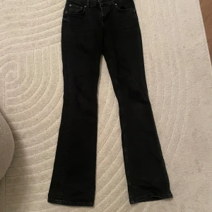 Svarta bootcut jeans från Zara - Säljer ett par svarta bootcut jeans från Zara i storlek 34. De är i bra skick!