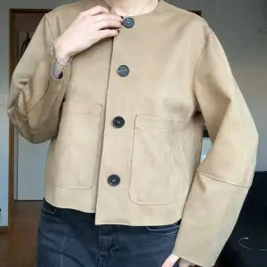 Säljer en snygg beige mockajacka i mycket bra skick från zara.