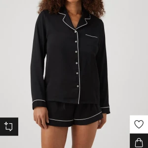 Pyjamas set - Gulligt pyjamas set från Anna field, nästan oanvänt. Tror den är i storlek M men passar även S❤️Skriv om ni bara är intresserade av en del