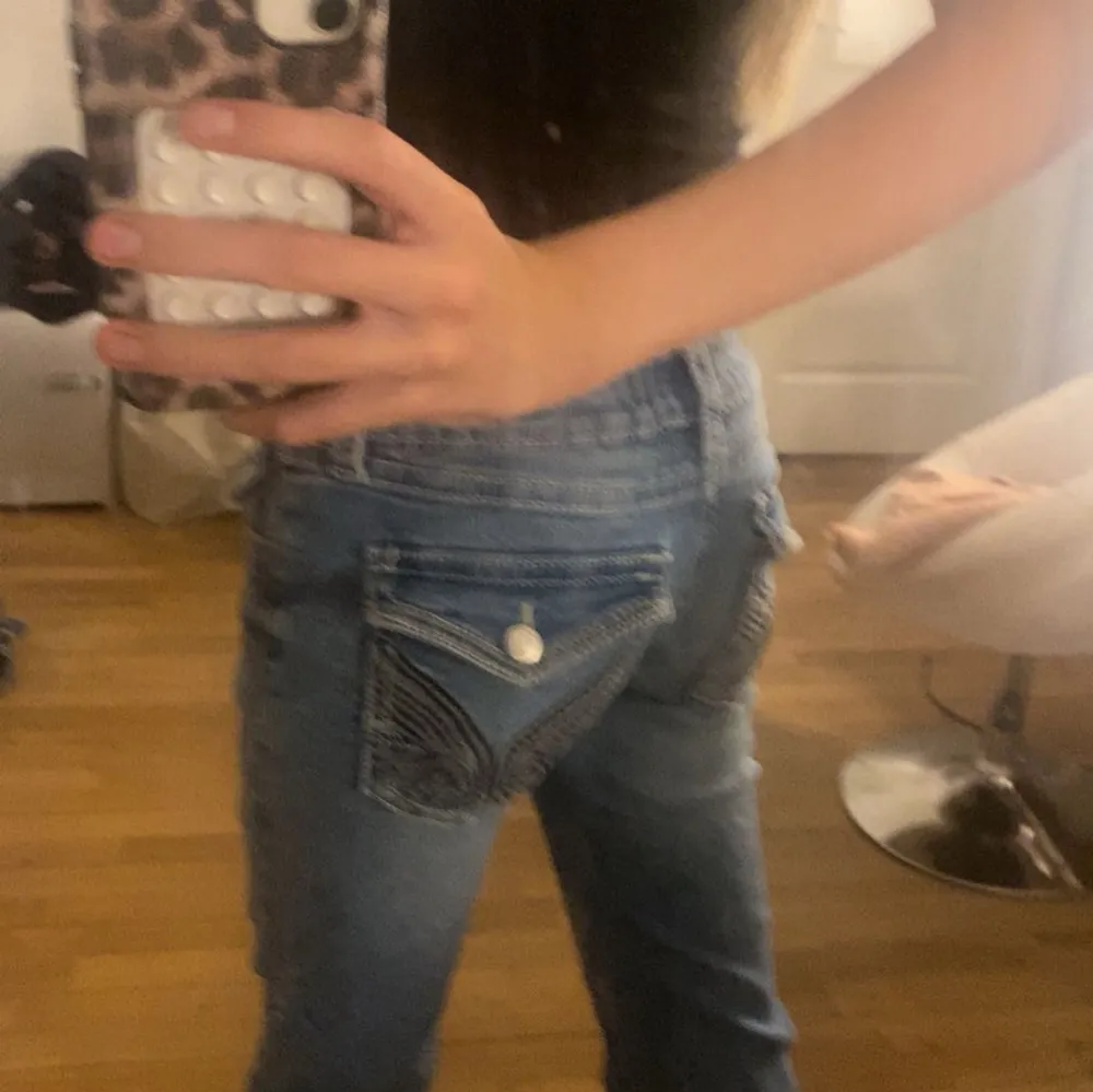 Säljer ett par jeans ifrån Gina som har riktigt snygga bakfickor, jeansen är i nytt skick bara att jag har sprättat upp kanten av byxorna där nere❤️. Jeans & Byxor.