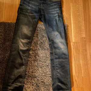Jack and Jones jeans - Hej! Jag säljer mina mörkblåa Jack and Jones byxor eftersom de bara ligger i garderoben o ch inte kommer till användning. Byxorna är i bra skick, men en liten slitning längst ner på benet. Pris är diskuterbart och ni är välkommna om att fråga om bilder!