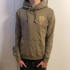 Morris hoodie - Säljer en snygg olivgrön hoodie från Morris i storlek S. Den har en broderad logga och en liten brittisk flagga på bröstet. Nyskick använd ett fåtal gånger. Nypris cirka-1100 mitt pris 700. Pris kan diskuteras vid snabba affärer 
