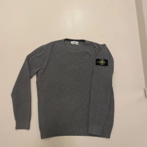 Stone island tröja - En rikgit fet Stone island tröja i väldigt bra skick utan hål, slitningar eller liknade perfekt nu till vintern,     skriv vid minsta fråga eller fundering🔥🔥