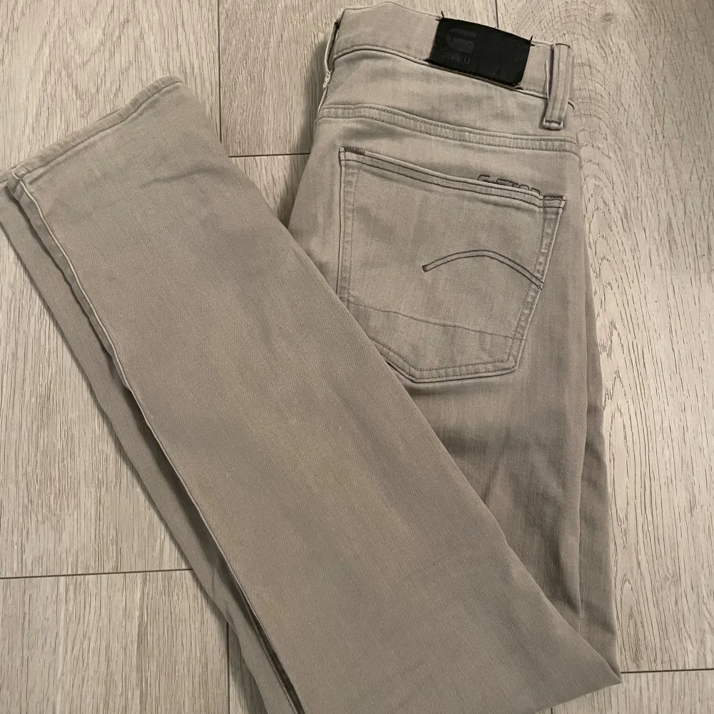 Säljer ett par snygga gråa jeans från G-Star RAW, modell 3301 Slim. De är i väldigt bra skick och har en slim passform som sitter perfekt. Nypris ligger runt 1000. Jeans & Byxor.