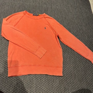 Polo Ralph Lauren Sweatshirt - Säljer denna eleganta och snygga Polo Sweatern, unik färg och riktigt skön. Storlek M, i mycket bra skick. Pris 1200kr