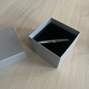 Silverhalsband i 925 sterling silver - Säljer ett stilrent och elegant silverhalsband i 925 sterling (äkta silver). Halsbandet är köpt från Guldfynd men har tyvärr inget kvitto. Halsbandet är 42 cm långt och 4 mm brett. Inga defekter. Priset är ej hugget i sten och jag kan gå ner i pris vid smidig affär.