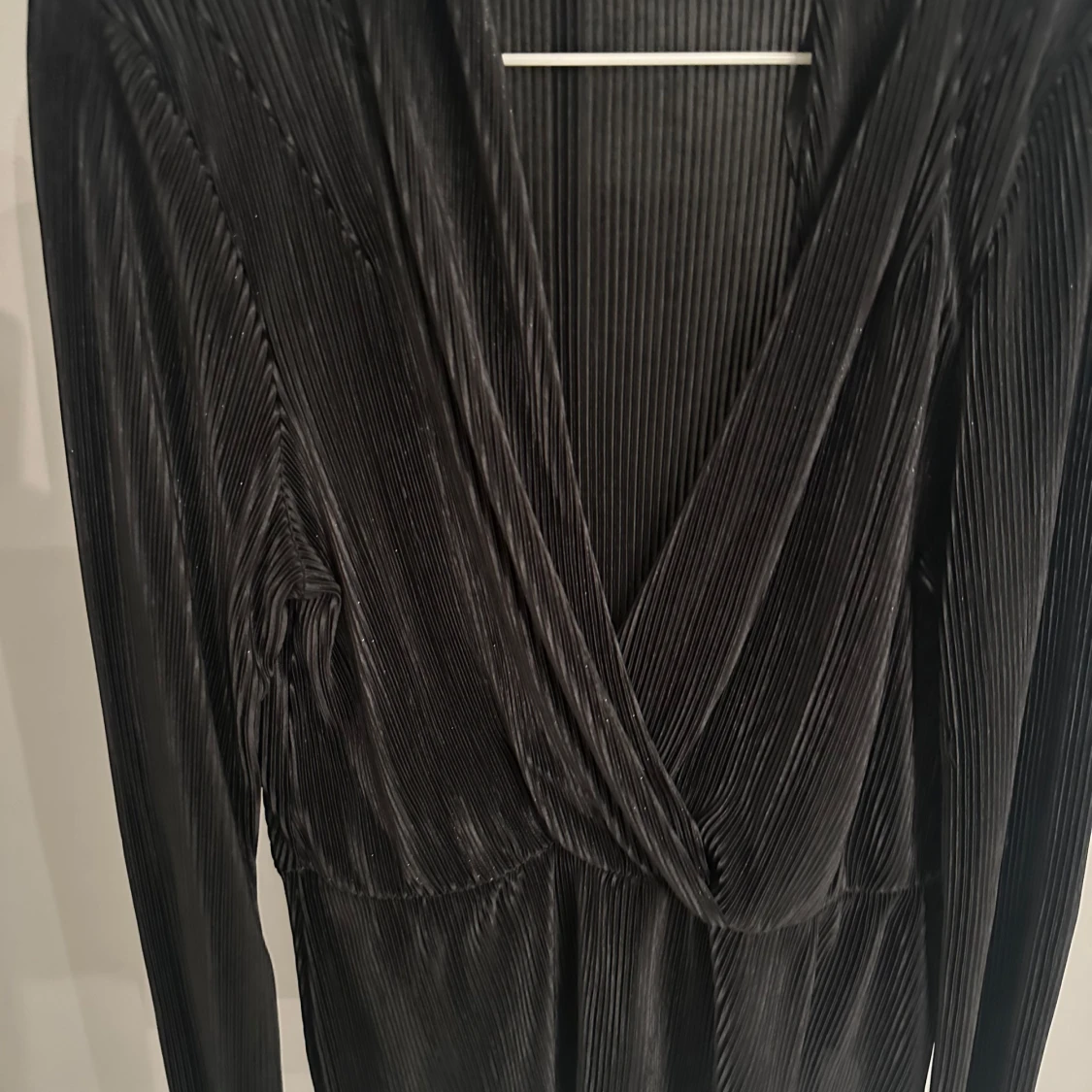 Svart omlottopp från Soaked in Luxury - 90