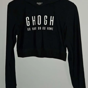 Kort tränings tröja - Tränings tröja ifrån GHOGH i storlek L men känns mindre så skulle säga att den känns som S eller XS