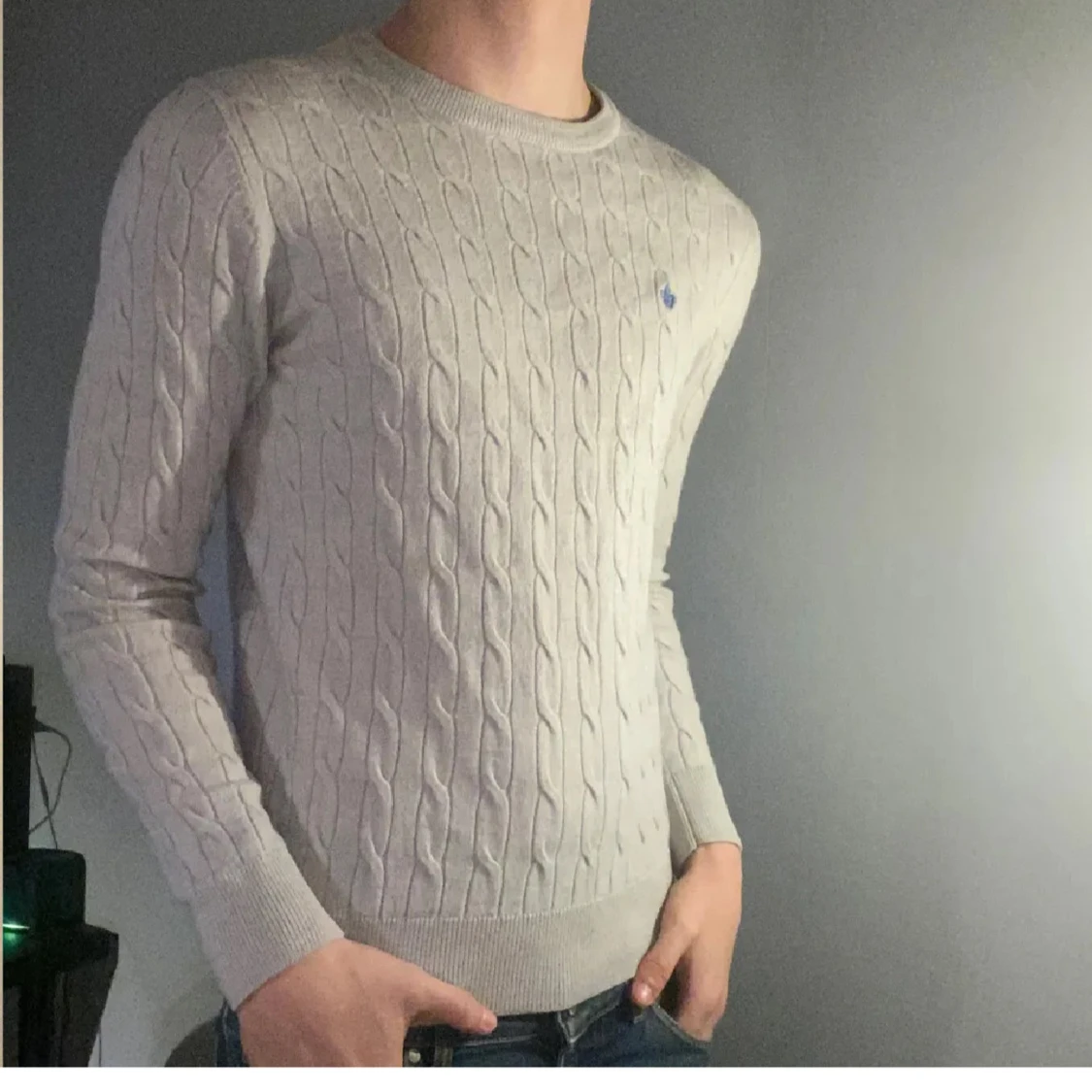 Beige stickad tröja med kabelmönster - 91