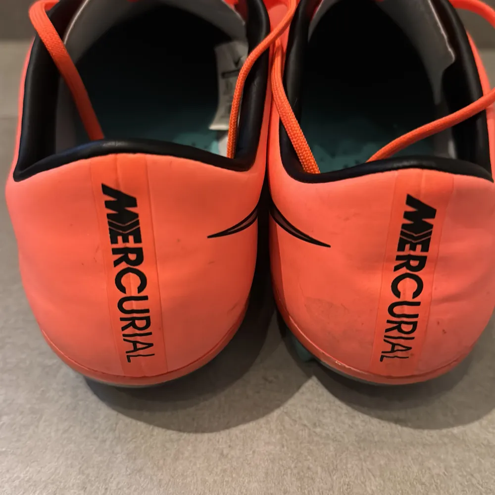 Säljer ett par Nike Mercurial fotbollsskor i bra skick ( storlek 44,5). Skor.