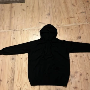 Svart kashmir hoodie - Säljer en svart hoodie i kashmir i bra skick. Den har en bekväm passform med långa ärmar och en praktisk huva med dragsko. Perfekt för både höst och vinter, och funkar lika bra till vardags som till träning. Ett måste i garderoben!