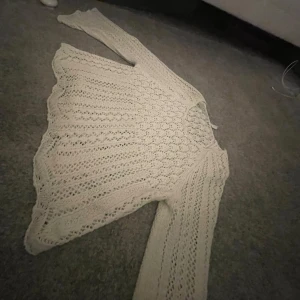 Jätte fin tröja ifrån only! Storlek s och funkar för mig som har storlek xss- xs💘 - Vit och stickad tröja som funkar både för vintern och sommaren! Köpt för 400kr använd 2-3 gånger🥰🙏🏻
