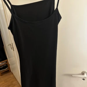 Svart långklänning - Svart långklänning med slits🖤Aldrig använd 