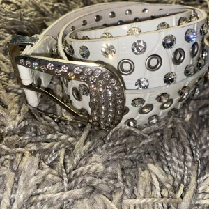 Coolt bälte - Fint bälte med diamanter på, hela bältet är 110cm. Fint skick nästan som ny! Justerbart!!