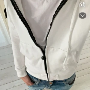 Stone Island zip hoodie - Säljer en snygg vit hoodie från Stone Island i mycket bra skick. Anledningen till att jag säljer är för den har blivit för liten tyvärr                         (BYTEN FUNKAR📌)                                                                    Skriv för frågor (priset är inte hugget i sten)!!!!
