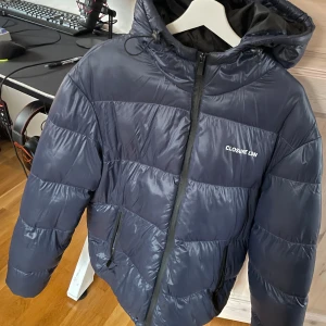 Mörkblå vinterjacka från Closure LDN - Säljer en snygg mörkblå vinterjacka från Closure LDN. Jag säljer den för att jag knappt använder den längre. Nypris är 750kr. Storlek M. Tveka inte på att skriva om ni har några frågor. 