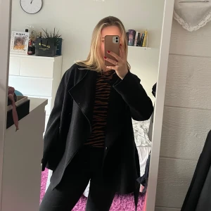 Kort ullkappa från Filippa K - Säljer min svarta korta kappa i 100% ull från Filippa K i modellen Ines, storlek small. Perfekt nu till vinter och den går att bära på flera olika sätt. Nypris 3500, sparsamt använd