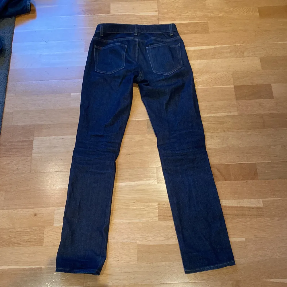 Säljer ett par snygga mörkblå jeans från Acne Studios och är i mycket bra skick. ! Passformen är slim. Priset är diskuterbart. Jeans & Byxor.