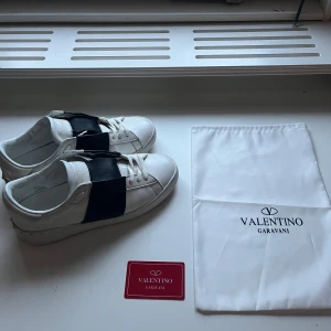 Valentino open - Säljer ett par Valentino Open skor, dom är i super bra skick förutom några små defekter, dust bag och Valentino kort med följer, skriv vid fler frågor  