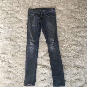 Grå jeans från Tiger of Sweden - Säljer ett par snygga grå jeans från Tiger of Sweden i modellen Jimi. Relativt bra skick säljs då det inte används först till kvarn! Nu för endast 200 kr storlek 30/34
