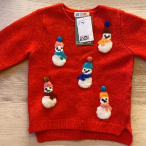 Julklappstips! - Vill du plåga ditt syskonbarn? Eller kanske grannens dryga unge? Köp denna Superfina röda barntröja från H&M med gulliga snögubbar i olika färger. Perfekt för vintern och julen! Tröjan är gjord av 50% återvunnen polyester så de kliar fint mot kroppen. Den är både mysig och hållbar, perfekt för små äventyrare. 