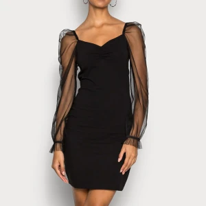 Svart klänning med transparenta ärmar - Svart klänning från Even&Odd på Zalando med  långa ärmar i mesh. Klänningen en liten rynkning vid bysten som ger en fin detalj. Endast använd 2 gånger så i jättefint skick!