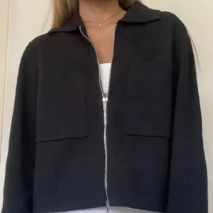 Svart jacka/kofta - Funkar som både kofta och jacka, nypris 599 på Åhléns!💗💗
