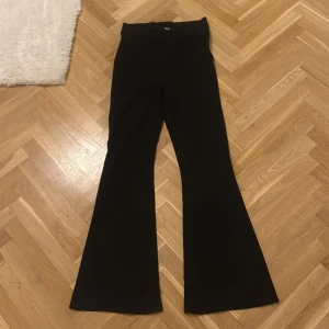 Svarta byxor från Bik Bok - Säljer ett par svarta byxor från Bik Bok i storlek S. De är högmidjade och har en snygg bootcut-stil som ger en trendig look. Perfekta för både vardag och fest! 🖤