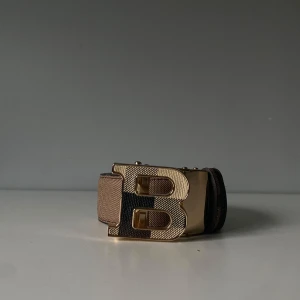 Burberry bälte - Säljer ett helt nytt Burberry bälte för men. Aldrig använd. Jätte fin färg och kvalite. Har ni några frågor de kom och ställ.