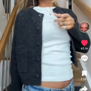 Stickad zara kofta!! - Säljer min fina stickad kofta ifrån zara! Säljer då jag tröttnat på den och hellre vill skaffa nåt annat🥰