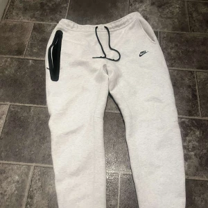 Vita nike tech fleece byxor - Vita niketech byxor säljs då jag inte har användning till dom, storlek XL och är i bra skick. pris kan diskuteras