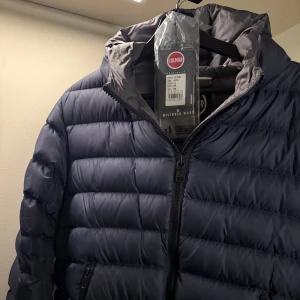 Mörkblå jacka från Colmar - Säljer en snygg mörkblå vinterjacka från Colmar i nytt skick. Jackan är nästintill oanvänd och säljs eftersom jag använder en annan jacka! . Perfekt för vintern och hösten! 